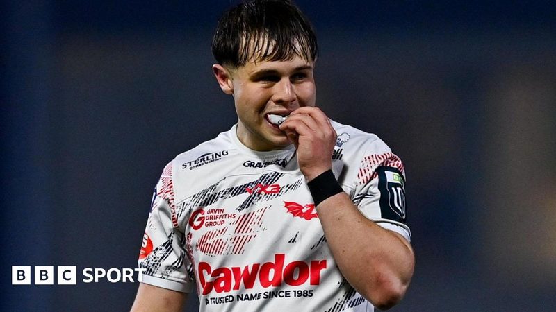 Scarlets' Young Fly-Half Carwyn Leggatt-Jones Balances Exams and Elite Rugby