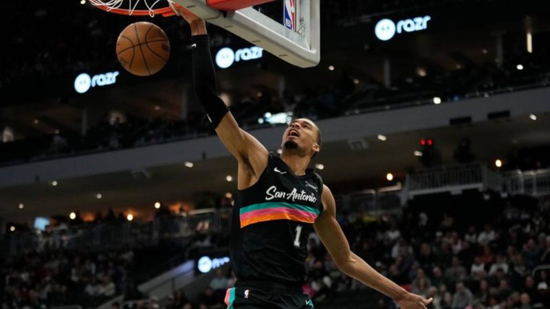 Victor Wembanyama brilla y elimina a los Bucks de la lucha por playoffs