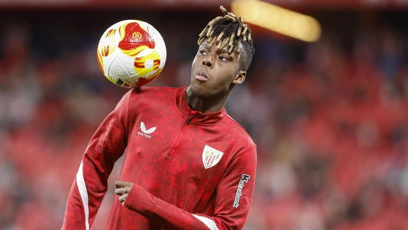 La lucha por el extremo izquierdo: Nico Williams y Víctor Muñoz en la mira de De la Fuente