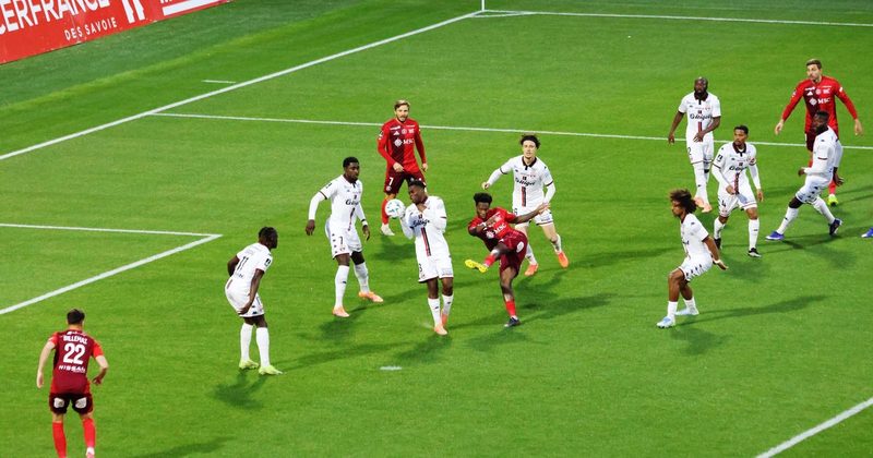 Le FC Annecy s'impose face à Guingamp malgré une infériorité numérique