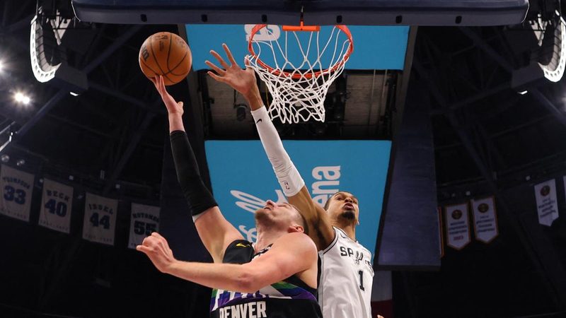 Jokic trionfa su Wembanyama e guida i Nuggets, Lakers in crisi senza Reaves