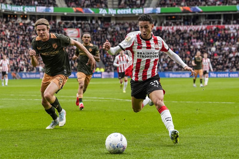 Lateral Mauro Júnior conquista seu nono título pelo PSV e se destaca na história do clube