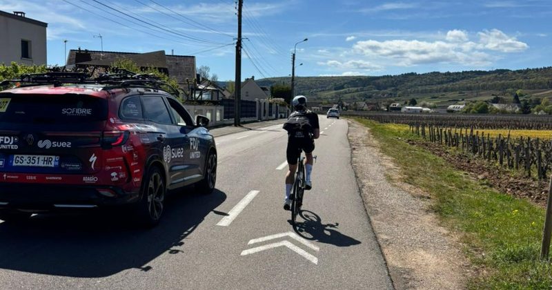Demi Vollering repère le parcours du contre-la-montre du Tour de France Femmes