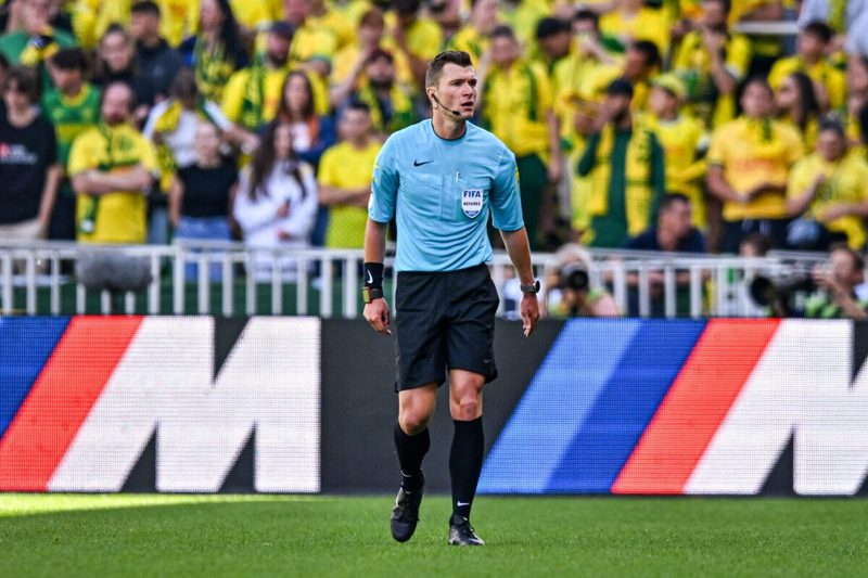 Willy Delajod, 4e arbitre de Ligue 1, au sifflet pour Nantes-Auxerre
