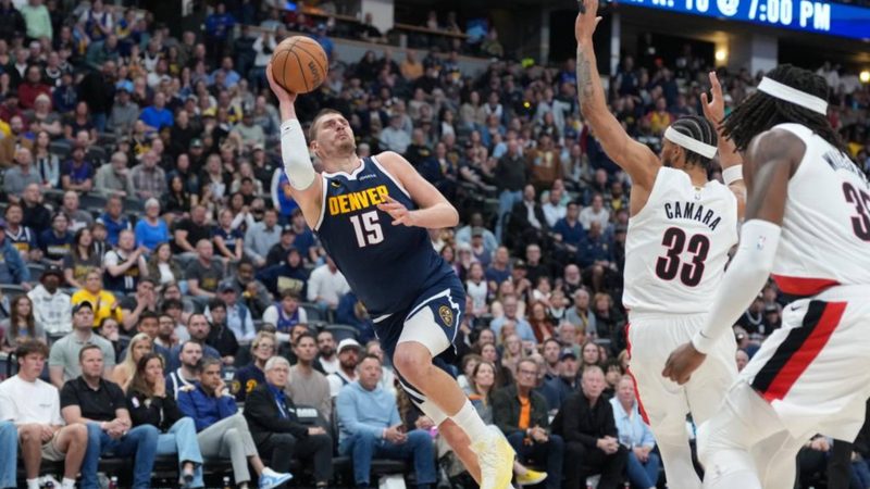 Jokic brilla en remontada épica de los Nuggets ante los Blazers en prórroga