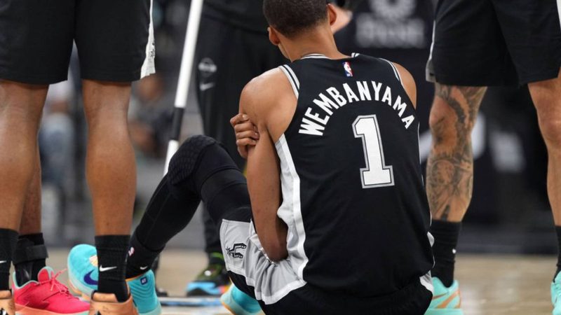 Los Spurs sufren por la salud de Wembanyama tras victoria sobre los Sixers