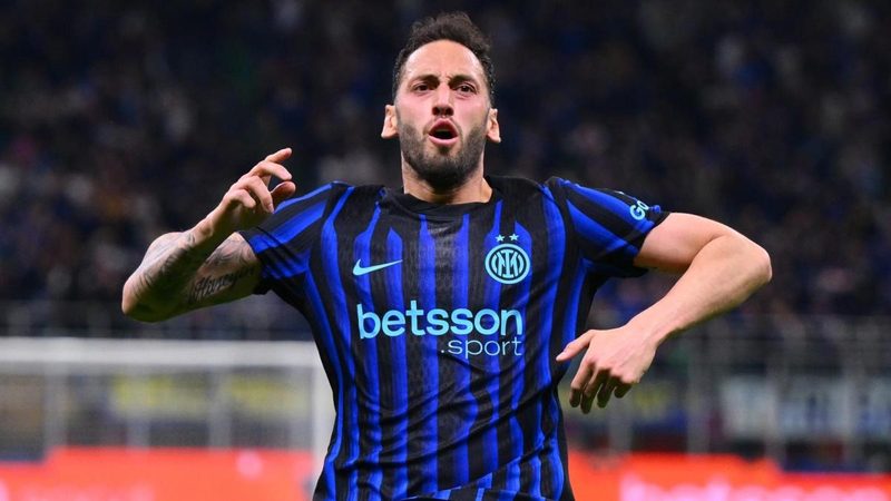 Calhanoglu riflette sul futuro: l'Inter non vuole perderlo, il Galatasaray attende