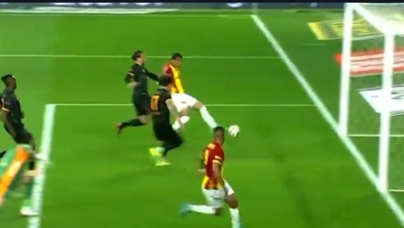 Un errore clamoroso di Janderson de Carvalho lascia il Galatasaray in vita