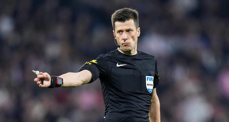 L'Olympique Lyonnais reçoit le FC Lorient : Benoit Bastien équipé d'un micro