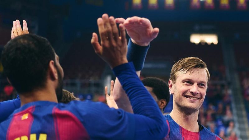 El Barça se acerca al título de liga tras aplastar a Ademar en el Palau