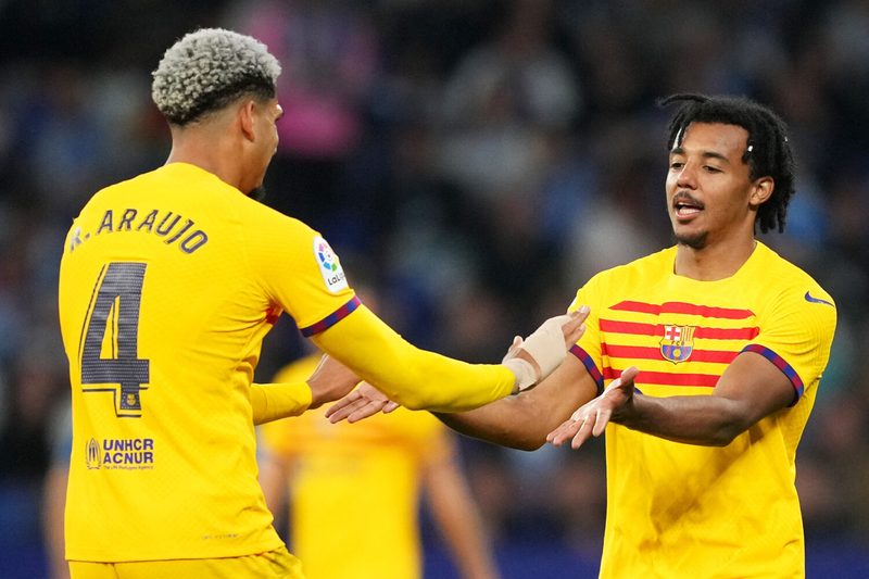 Chelsea und Liverpool wetteifern um Jules Koundé von Barcelona