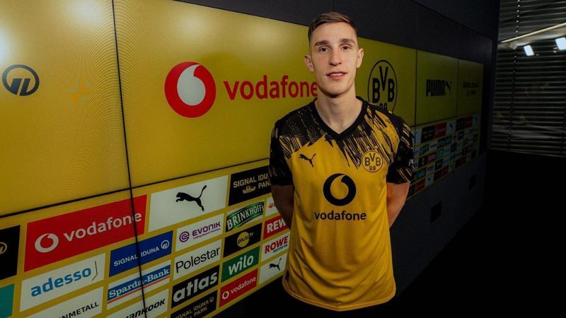 Nico Schlotterbeck renueva con Borussia Dortmund y cierra la puerta a grandes clubes