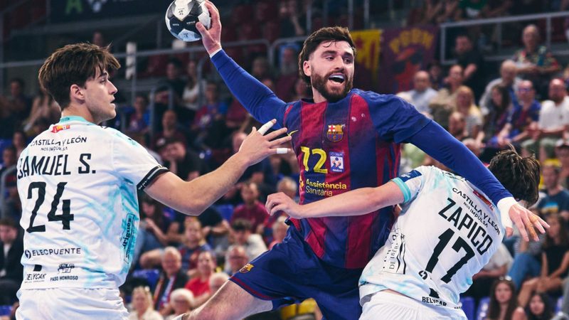 El Barça se acerca al título tras golear al Ademar en el Palau