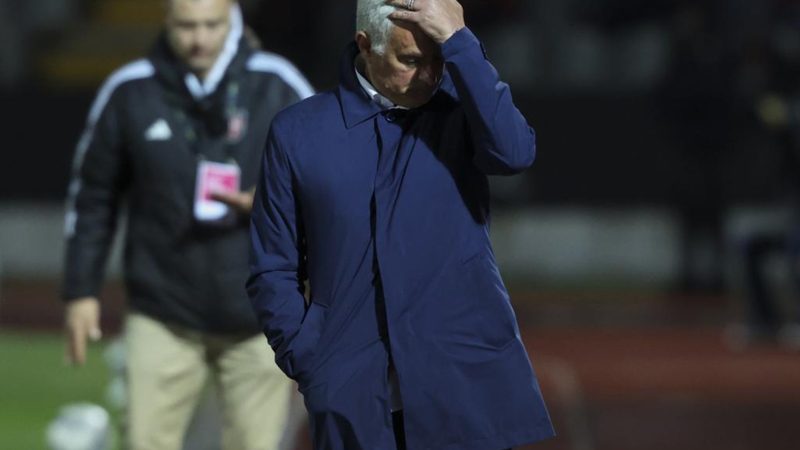 Mourinho enfrenta un dilema: Benfica invicto pero lejos de la Liga