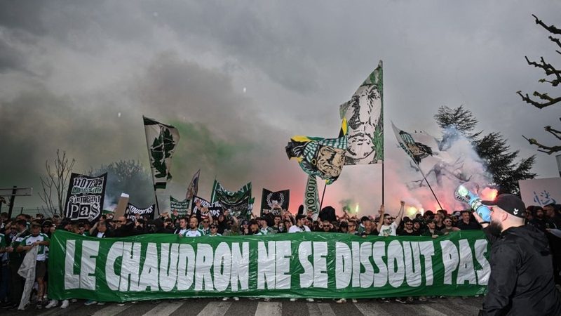 Des milliers de supporters manifestent à Saint-Étienne contre la dissolution des ultras