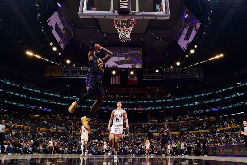 LeBron James atinge 12 mil assistências e brilha na vitória dos Lakers