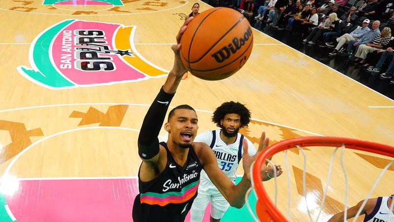 Victor Wembanyama beeindruckt mit Gala und sichert den Spurs Playoff-Platz