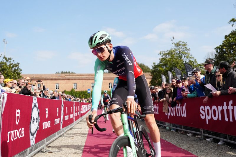 Andrew August trionfa nell'ultima tappa del Giro dei Paesi Baschi 2026, Seixas vince la generale