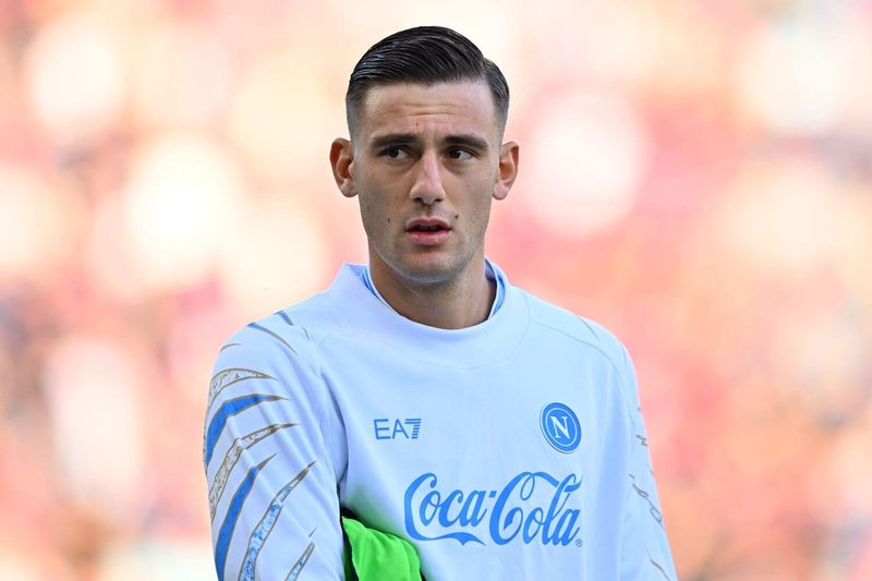 Lorenzo Lucca delude al Nottingham: riscatto sfumato e ritorno a Napoli in vista