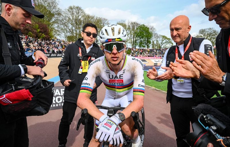 Le Paris-Roubaix couronne Wout Van Aert, Tadej Pogacar se dit "un peu détruit"