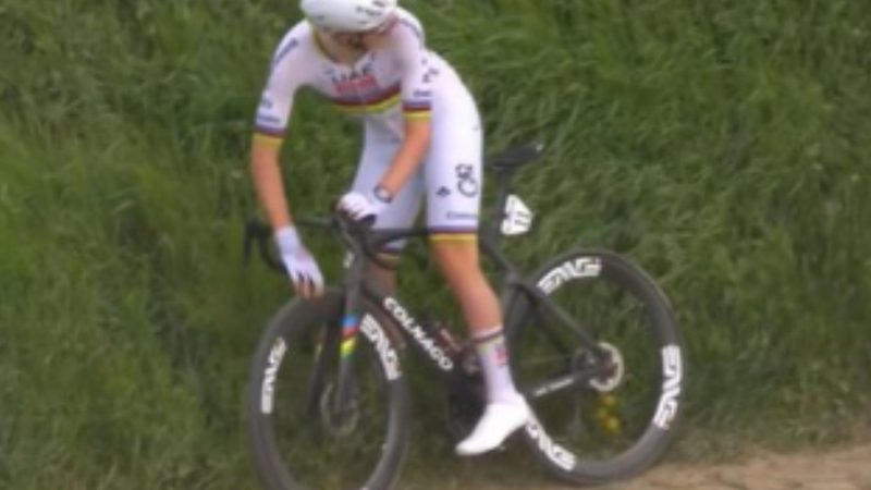 UAE critica a rivales tras polémica en París-Roubaix: "Actuaron de forma mezquina"