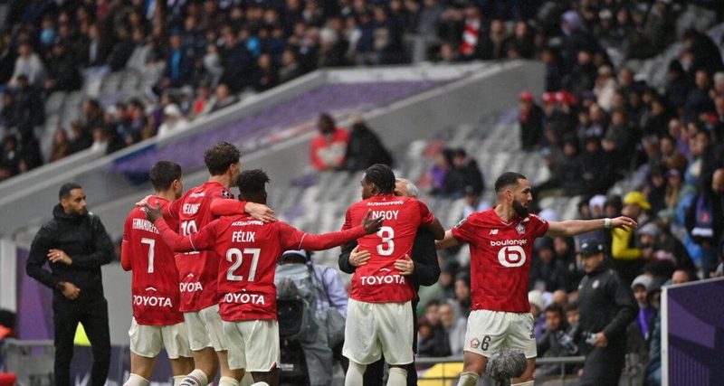 Le LOSC s'impose 4-0 à Toulouse et rend hommage à Bruno Genesio