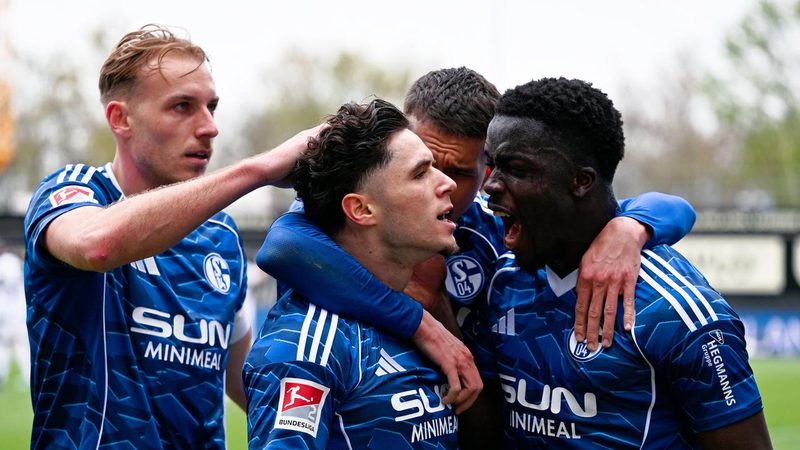 Schalke feiert wichtigen Sieg in Elversberg trotz Unterzahl im Aufstiegsrennen
