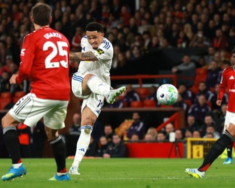 Leeds Shocks Manchester United with Historic Win Amidst Martínez's Controversial Red Card