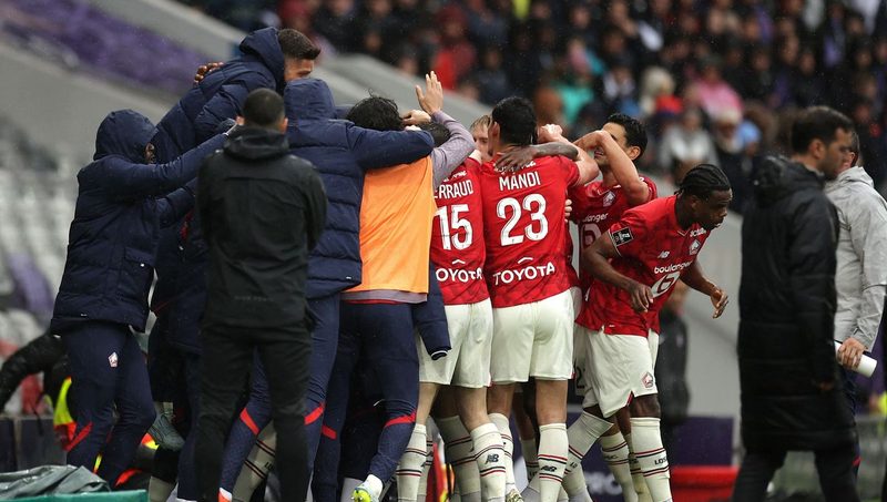 Le LOSC s'impose 4-0 à Toulouse et soutient son coach Genesio en deuil