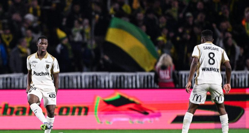 Le RC Lens : des joueurs s'invitent sur un terrain amateur après leur victoire