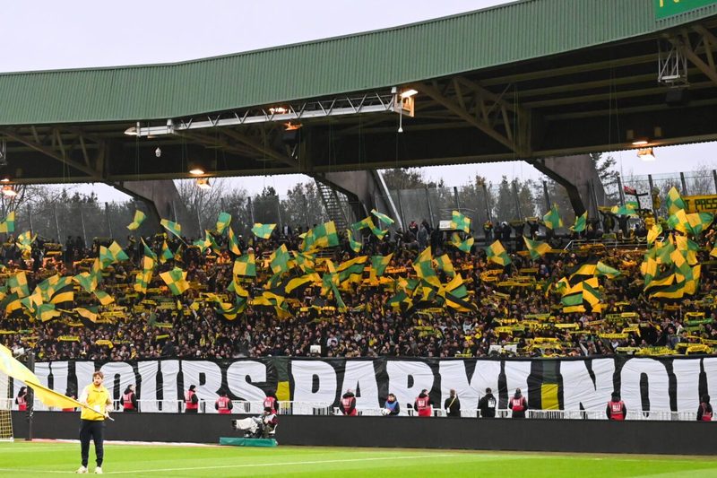 Le FC Nantes soutient les ultras de l’AS Saint-Étienne avec une banderole engagée