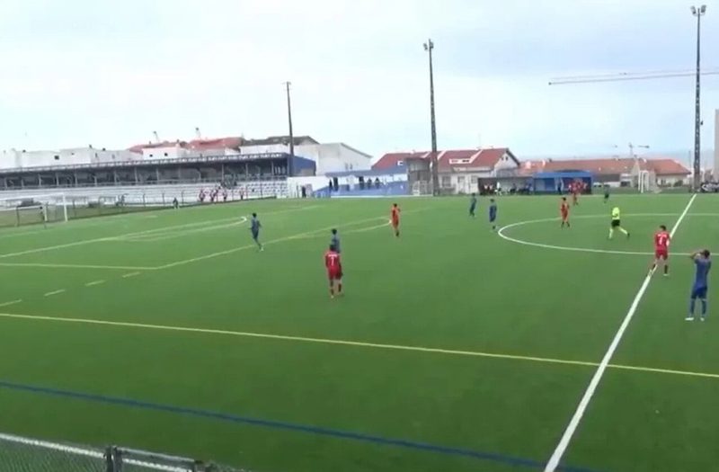 Goleiro do Gil Vicente marca gol incrível em jogo de base em Portugal