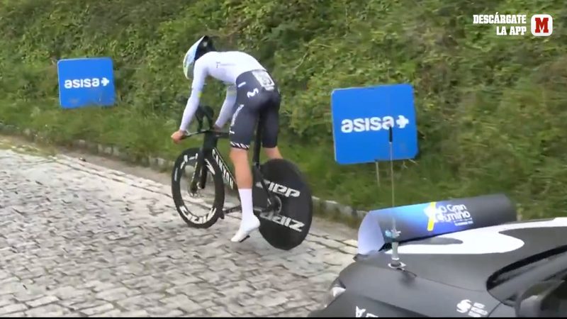 Iván Romeo se frustra tras un pinchazo en la crono de O Gran Camiño