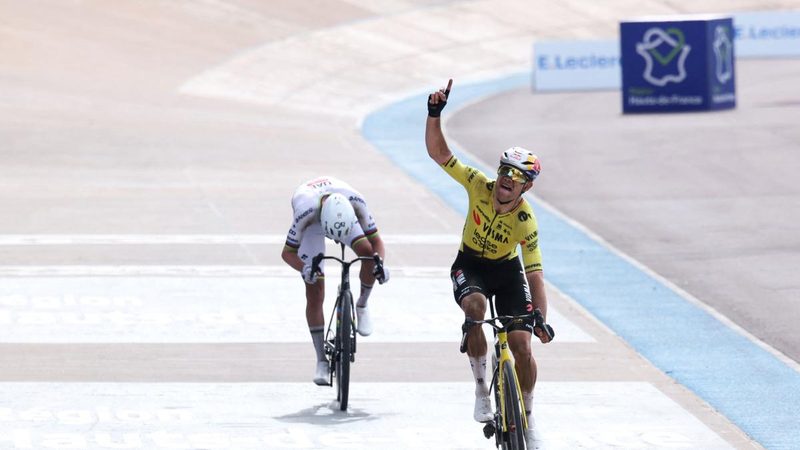 Un gesto indimenticabile: Van Aert omaggia Goolaerts con fiori dopo la Roubaix
