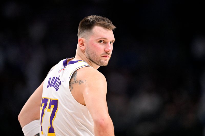 Luka Doncic retorna aos Lakers, mas é dúvida para estreia nos Playoffs contra o Rockets