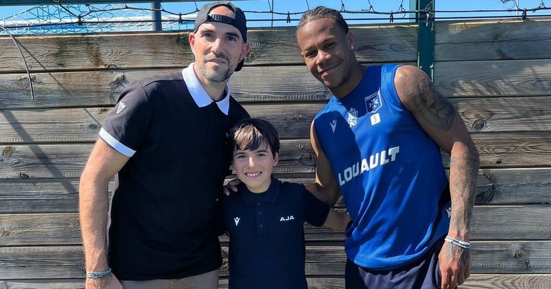 Un jeune supporter de l'AJA reçoit un maillot dédicacé de Kévin Danois en Australie