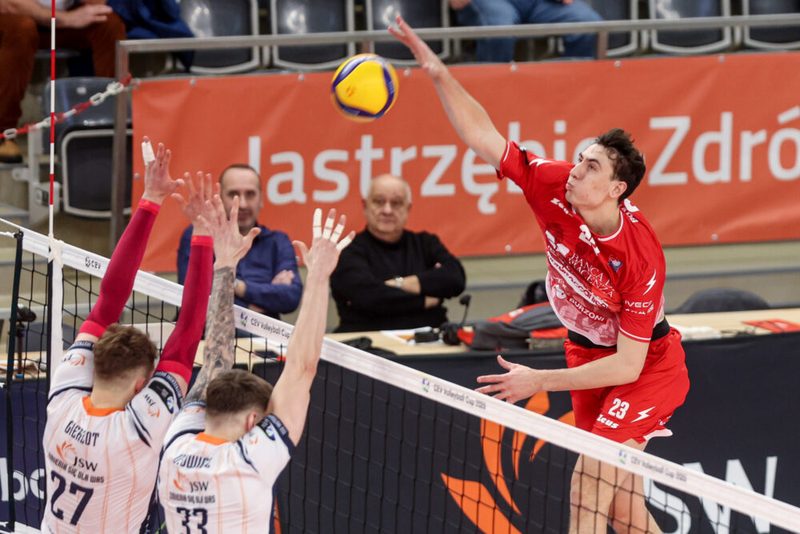 Piacenza conquista la finale d'andata della CEV Cup con un netto 3-0