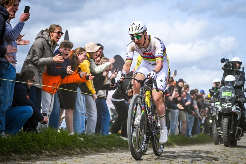 Pogacar secondo alla Roubaix: problemi di bici e la sfida con Van Aert