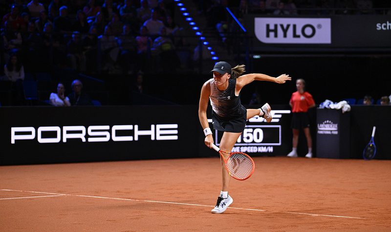 Iga Swiatek inicia busca pelo tri em Stuttgart com vitória sobre Laura Siegemund
