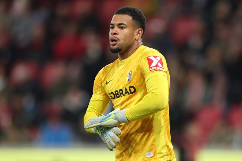 Brighton zeigt Interesse an SC Freiburgs Torwart Noah Atubolu für Sommer 2026