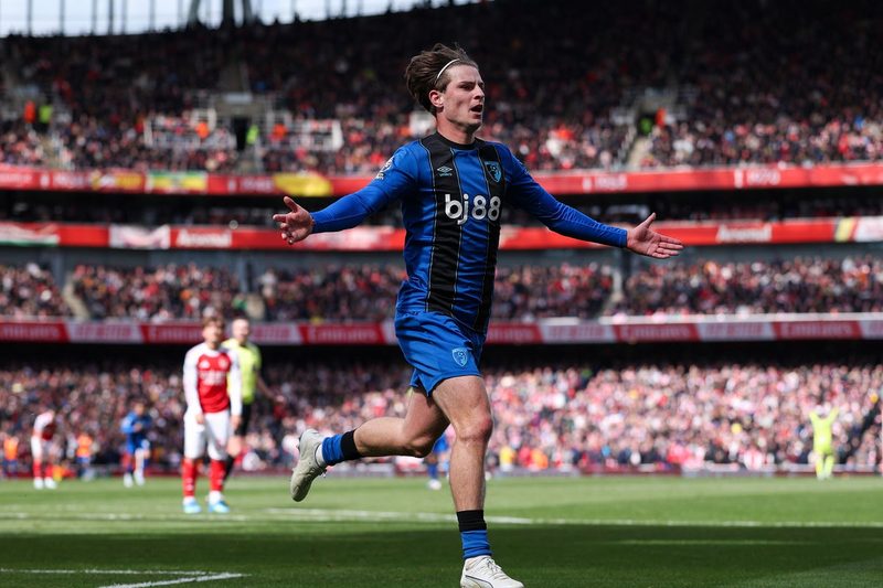 Chelsea Eyes Bournemouth's Rising Star Alex Scott Amid Midfield Shake-Up