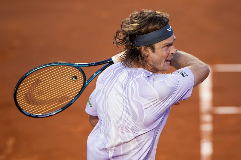 Andrey Rublev avança em Barcelona e enfrenta Tomas Machac nas quartas de final