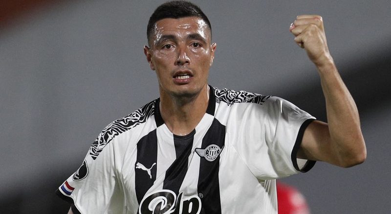 Ícone paraguaio Óscar Cardozo encerra carreira aos 42 anos após trajetória brilhante