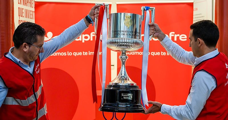 Sevilla se prepara para la final de Copa del Rey con la llegada del trofeo
