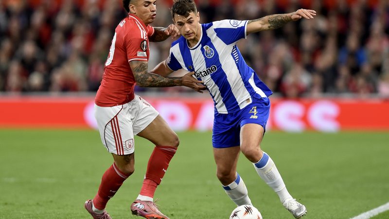 Nottingham Forest sorprende al Oporto y avanza a semifinales frente al Aston Villa