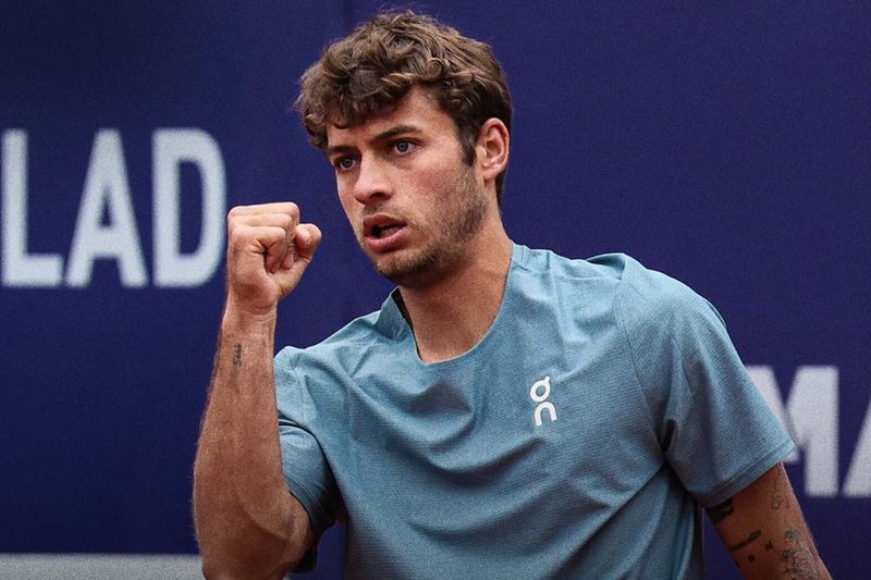 Flavio Cobolli destaca influência de Jannik Sinner no tênis italiano