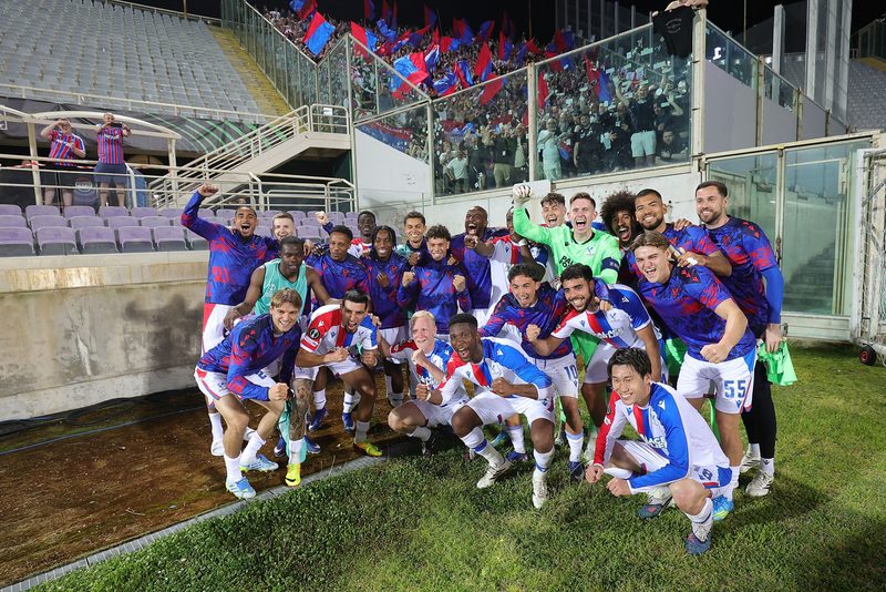 Il Crystal Palace festeggia a Firenze dopo la semifinale di Conference League