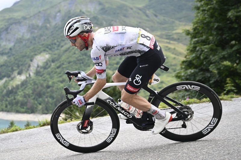 Adam Yates conquista la penultima tappa dell'O Gran Camiño 2026 e guida la generale