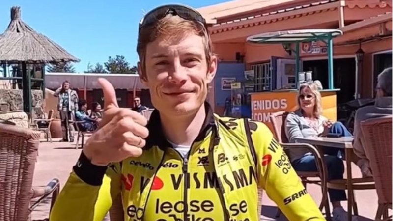 Jonas Vingegaard sorprende como DJ en la concentración de Tenerife del Team Visma
