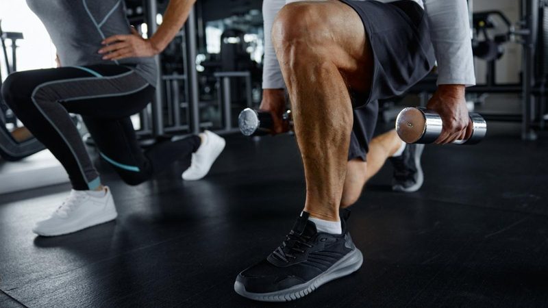 El ejercicio acuático que fortalece las piernas en mayores de 65 años